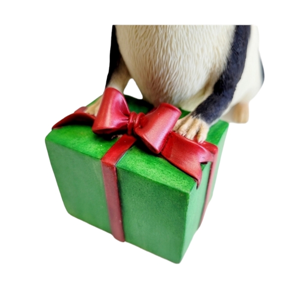 Country Artists Christmas Guinea Pig with Gift, Hand Crafted & Painted - Picture 12 of 14